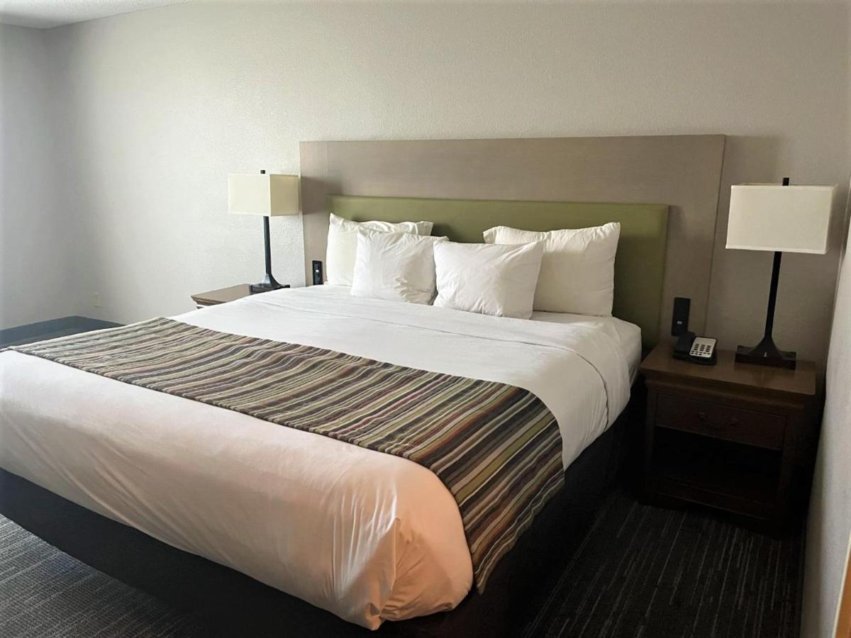 Country & By Radisson, Salina, Ks 3* Salina