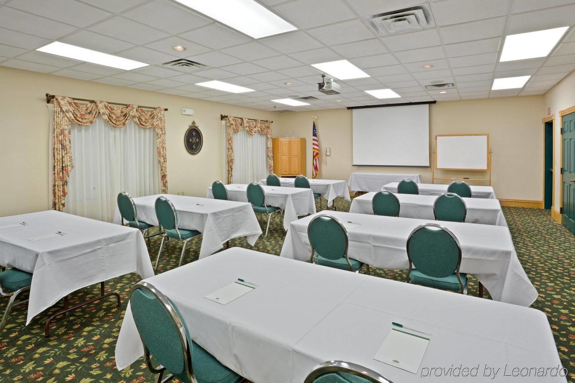 Country & By Radisson, Salina, Ks Hotel 3*